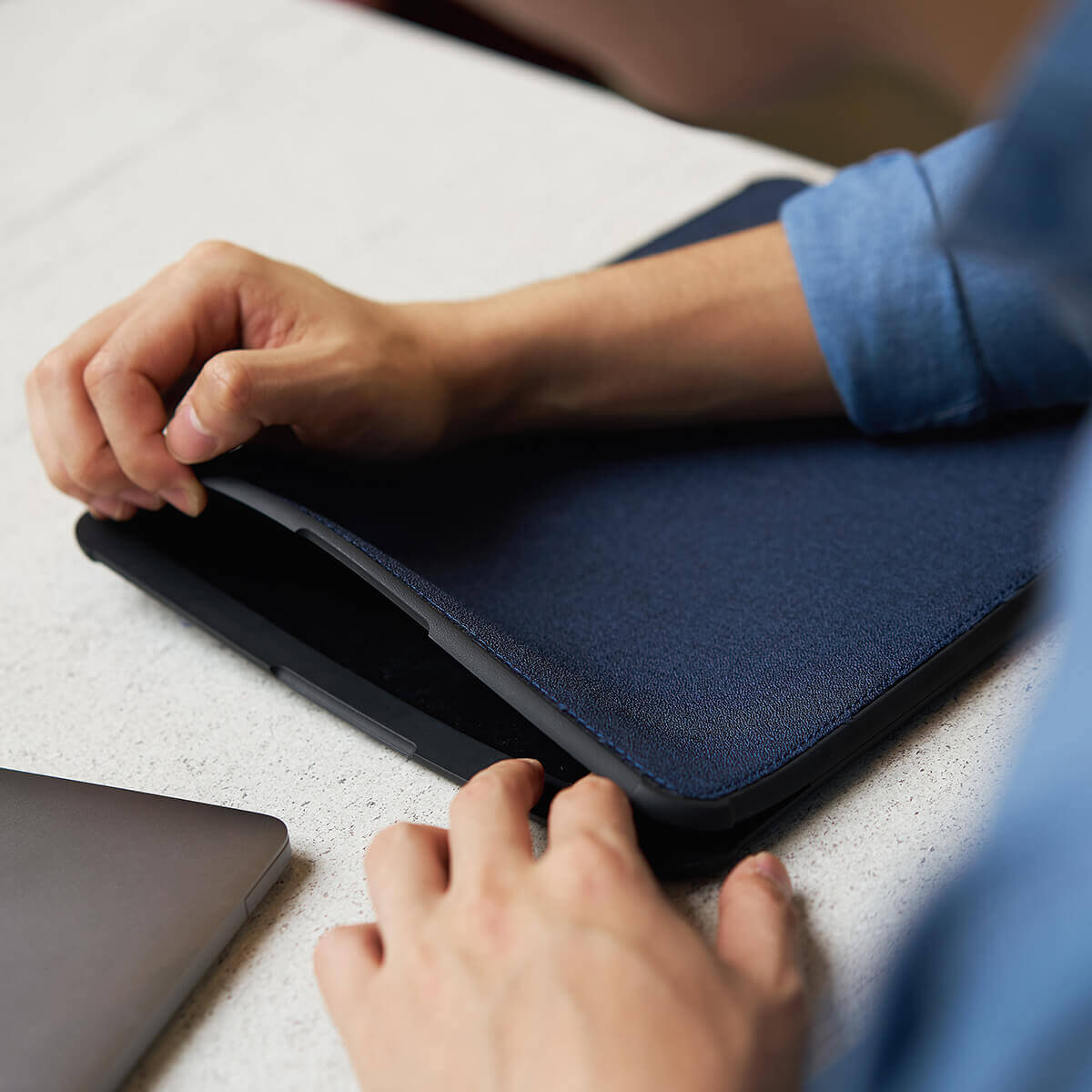 UNIQ Macbook Neo 13 inch Vero Tinted Indigo